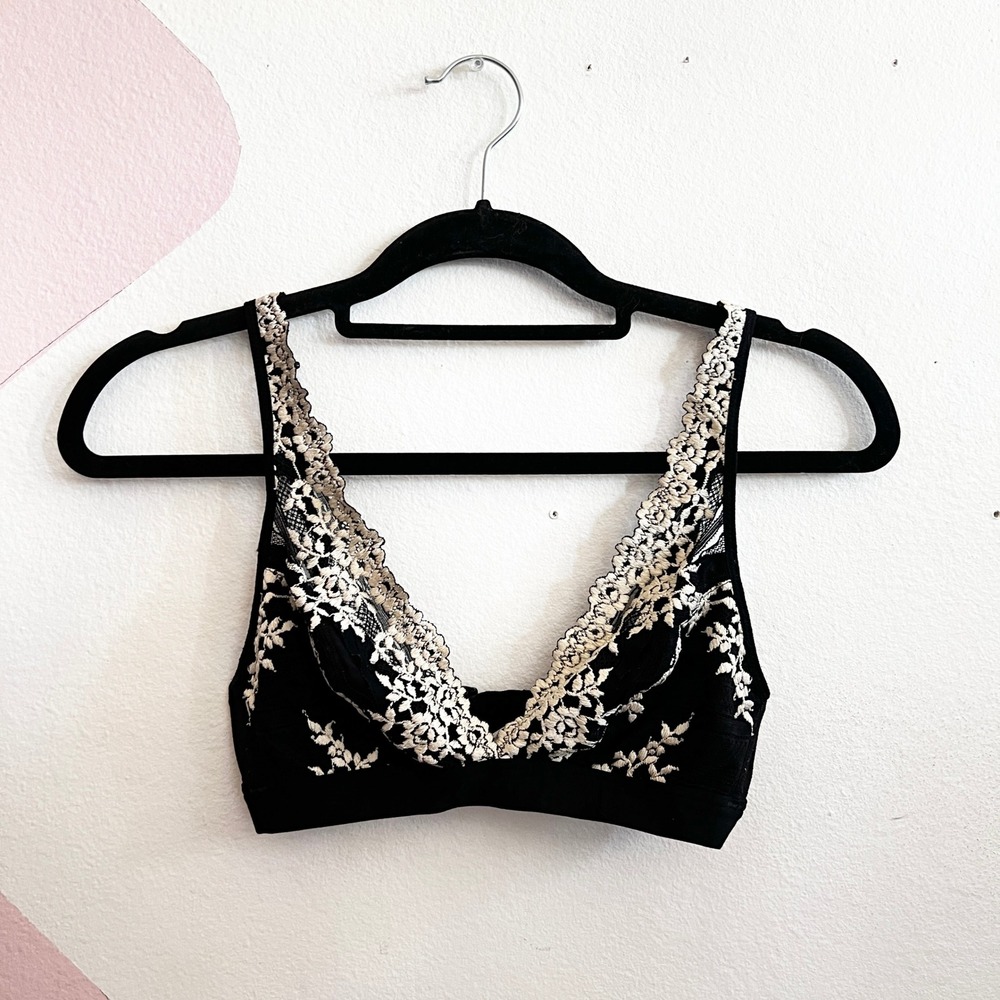 Wacoal Bralette Womens 34 Embrace Lace Embroidered Wire-free Plunge Black 852191